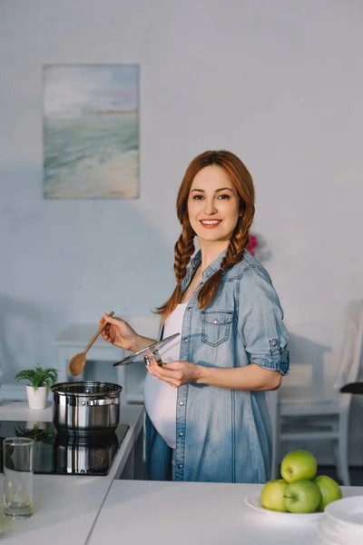 Attractive Pregnant Woman Cooking Electric Stove Kitchen — Stock Photo, Image