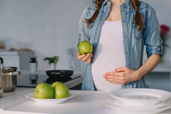 Έγκυος με μήλο — Φωτογραφία Αρχείου