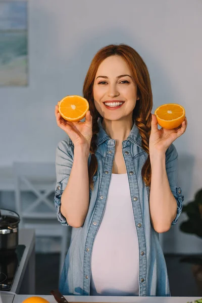 Schwanger mit Orangen — Stockfoto