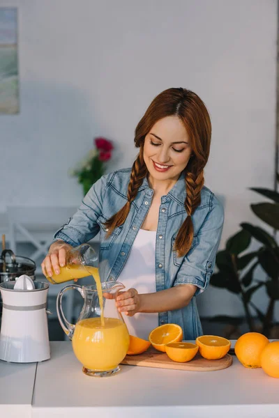Ελκυστική Έγκυος Γυναίκα Ρίχνει Χυμό Πορτοκαλιού Κανάτα Στην Κουζίνα — Φωτογραφία Αρχείου