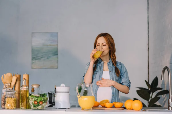 Embarazada bebiendo jugo de naranja —  Fotos de Stock