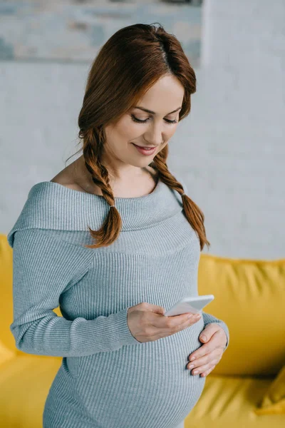 Attractive Pregnant Woman Using Smartphone Living Room — Free Stock Photo
