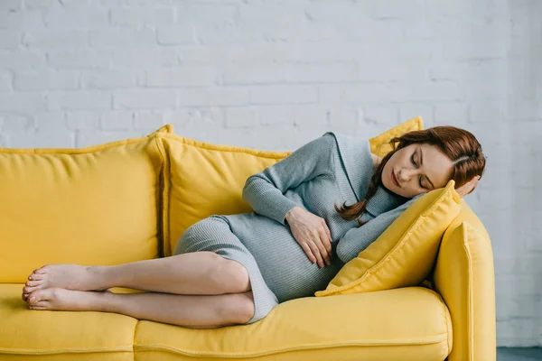 Hermosa Mujer Embarazada Durmiendo Sofá Amarillo Casa — Foto de Stock
