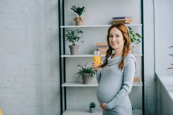 Atractiva Mujer Embarazada Sonriente Sosteniendo Vaso Jugo Naranja Mirando Cámara — Foto de Stock