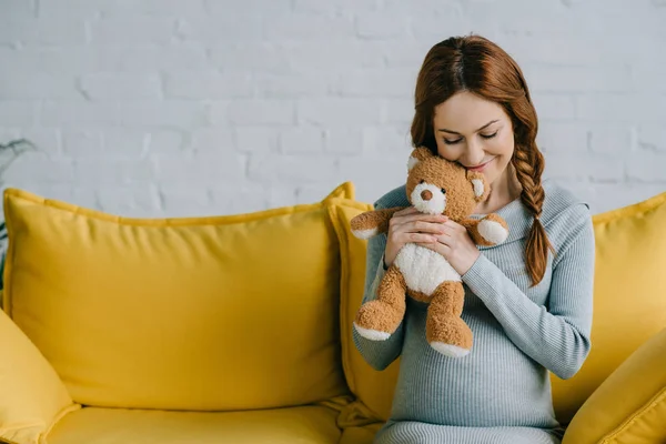 Beautiful Pregnant Woman Hugging Teddy Bear Living Room — Stock Photo, Image