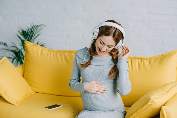 Zwanger luisteren naar muziek — Stockfoto