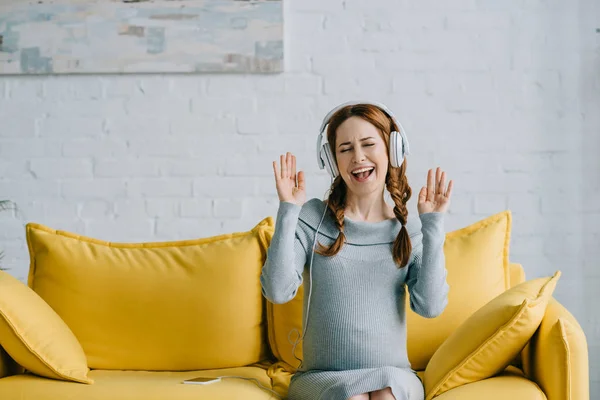 임신 한 음악듣기 — 스톡 사진