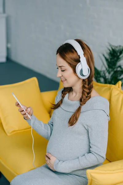 Alegre Mujer Embarazada Escuchando Música Sala Estar —  Fotos de Stock
