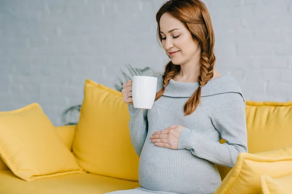 Fröhliche Schwangere Frau Hält Tasse Tee Wohnzimmer — Stockfoto