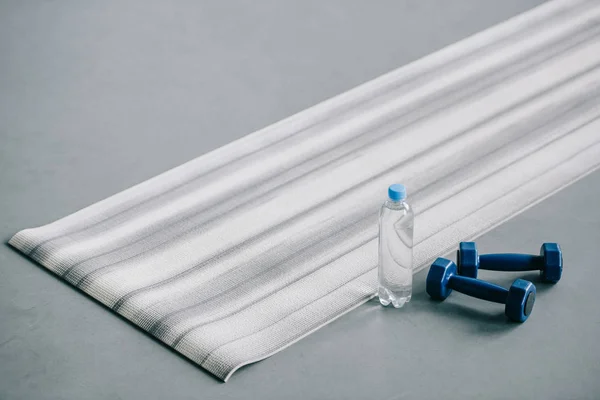 Yoga Mat Halters Plastic Fles Water Vloer — Stockfoto