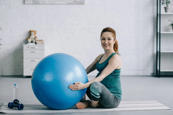 Piękne Kobiety Ciąży Siedząc Matę Jogi Piłką Fitness Salonie — Zdjęcie stockowe