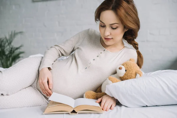 Pregnant on bed — Stock Photo, Image