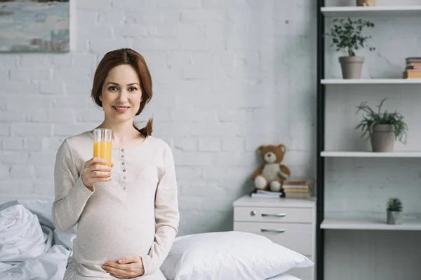 Vacker Gravid Kvinna Sitter Sängen Sovrummet Med Glas Apelsinjuice — Stockfoto