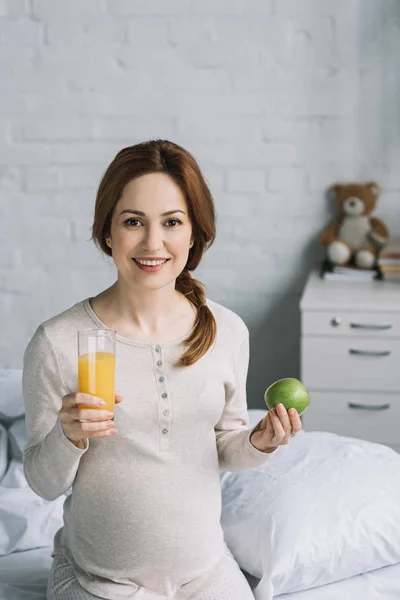 Smiling Pregnant Woman Holding Glass Orange Juice Apple Bedroom — Stock Photo, Image