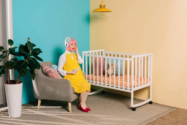 Mujer Embarazada Estilo Retro Con Pelo Rosa Escuchando Música Con — Foto de Stock