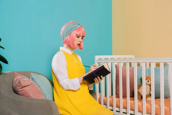 Stile Retrò Donna Incinta Pin Con Capelli Rosa Scrivere Qualcosa — Foto Stock