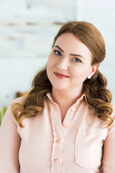 Portrait Beautiful Woman Standing Looking Camera Kitchen — Stock Photo, Image