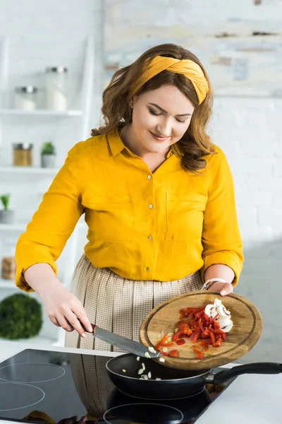 Bela Mulher Colocando Legumes Frigideira Cozinha — Fotografia de Stock