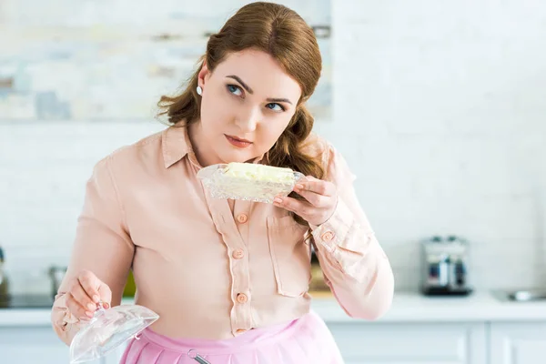 Bela Mulher Cheirando Manteiga Cozinha — Fotografia de Stock