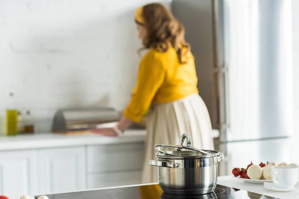 Kvinnan Matlagning Köket Med Pan Elspis Förgrunden — Stockfoto