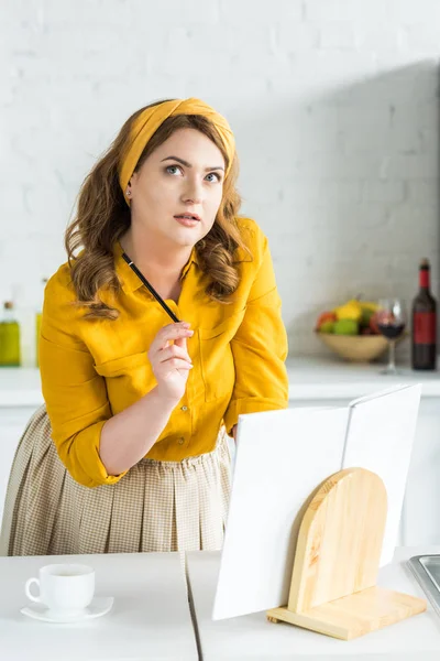 Düşünceli Güzel Kadın Mutfakta Yemek Tarifi Kitabı Yakınındaki Arıyor — Ücretsiz Stok Fotoğraf
