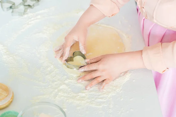 Imagem Cortada Mulher Fazendo Biscoitos Forma Coração Cozinha — Fotografia de Stock