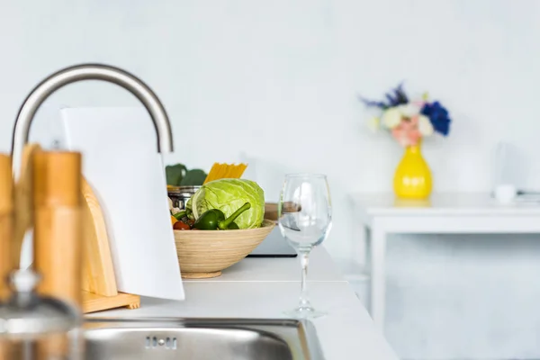 Empty Wineglass Vegetables Sink Kitchen Counter — Stock Photo, Image