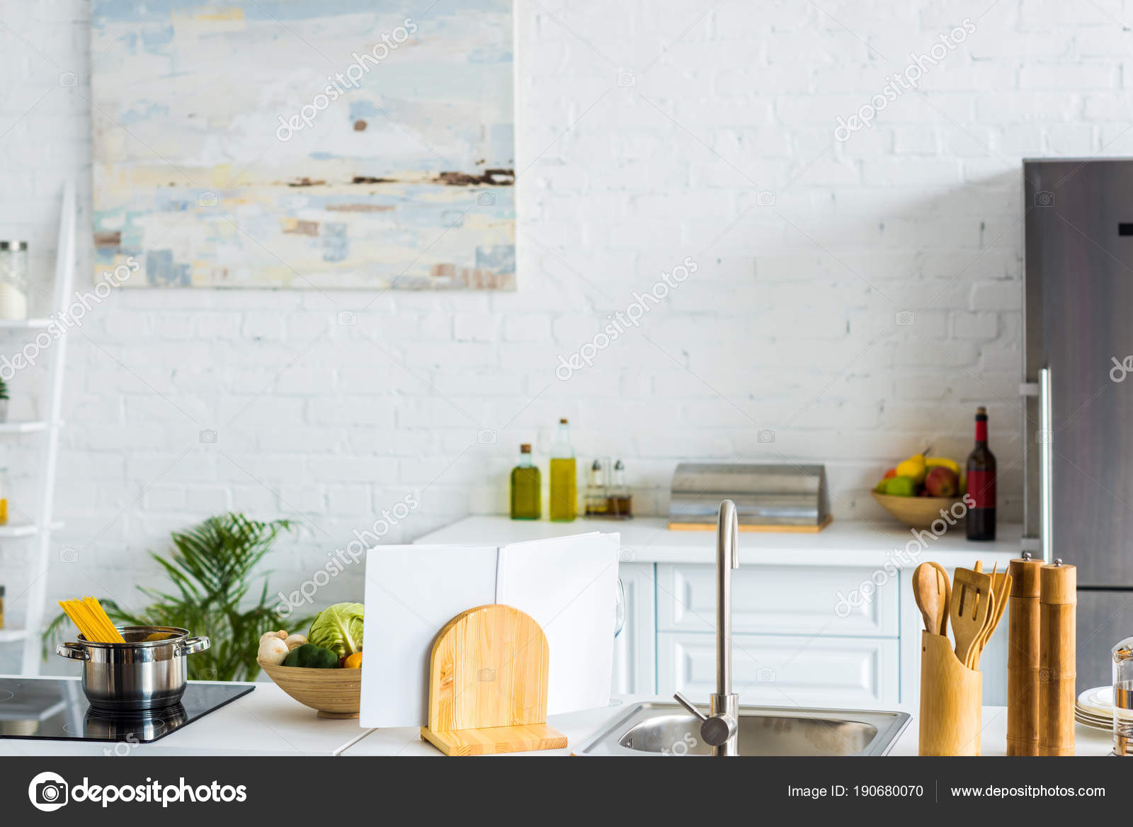 Interieur Van Moderne Lichte Keuken Met Verf Muur — Stockfoto ... Interieur Van Moderne Lichte Keuken Met Verf Muur — Stockfoto ...