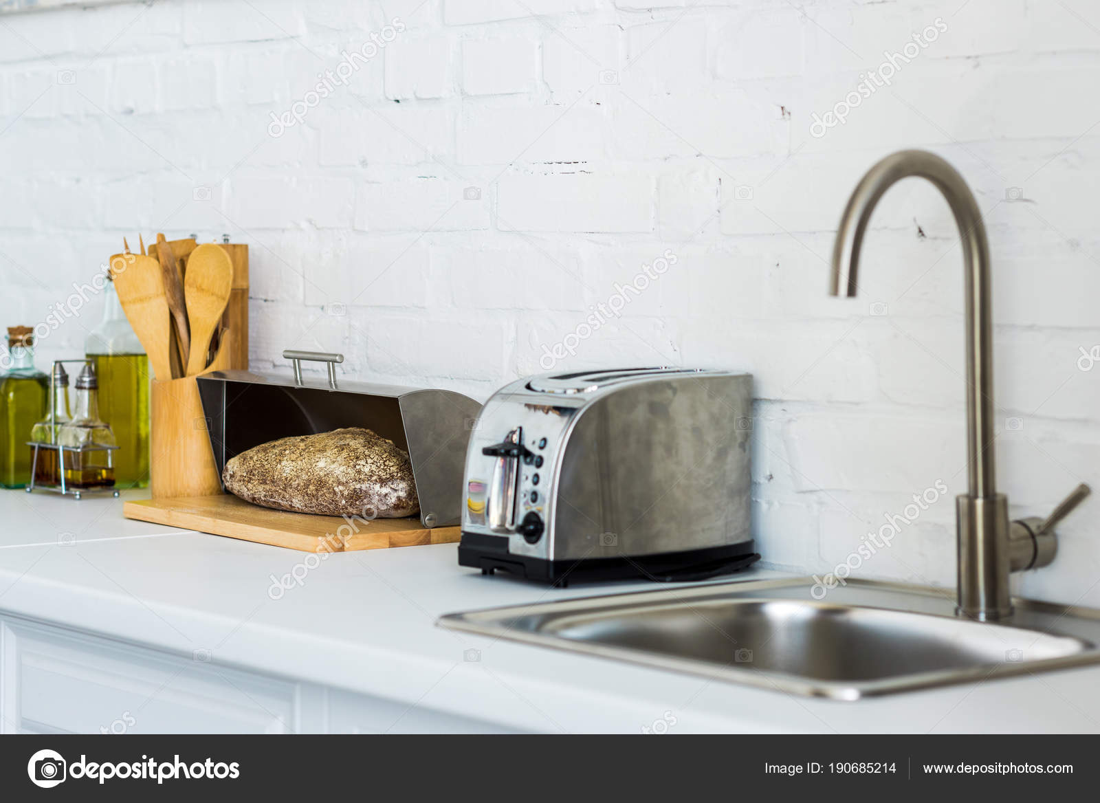 Toaster Brotkorb Mit Brot Der Nähe Von Waschbecken Küche — Stockfoto ... Toaster Brotkorb Mit Brot Der Nähe Von Waschbecken Küche — Stockfoto ...