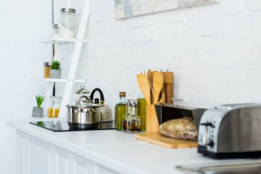 ekmek kızartma makinesi ve elektrikli soba ışık modern mutfak