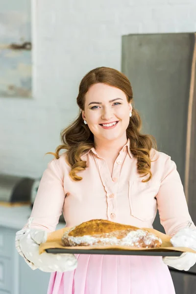 Beautiful Woman Holding Tray Fresh Homemade Loaf Bread Kitchen — Stock Photo, Image