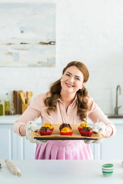 Smiling Beautiful Woman Holding Tray Muffins Looking Camera Kitchen — Free Stock Photo