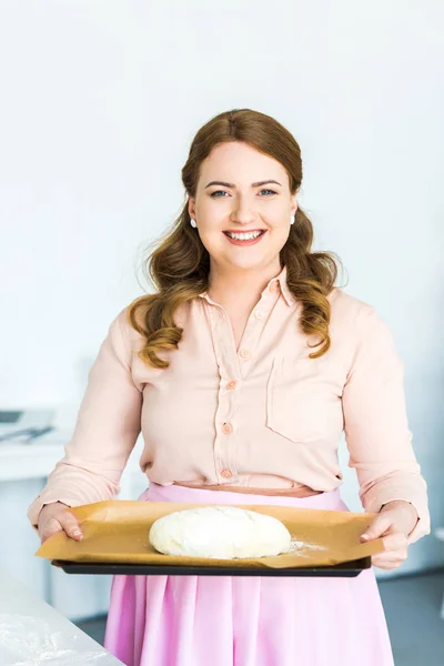 Mujer Sonriente Sosteniendo Bandeja Con Masa Para Hornear Pan Cocina — Foto de Stock