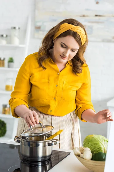 Bela Mulher Cozinhar Macarrão Cozinha — Fotografia de Stock