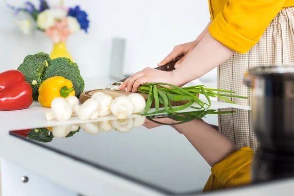 Abgeschnittenes Bild Einer Frau Die Der Küche Grüne Zwiebeln Schneidet — Stockfoto