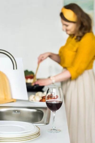 Wanita Cantik Memasak Sayur Sayuran Dengan Segelas Anggur Bagian Depan — Foto Stok Gratis