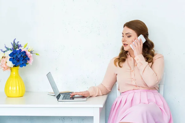 Kaunis Nainen Puhuu Älypuhelimella Käyttää Kannettavaa Tietokonetta Keittiössä — ilmainen valokuva kuvapankista