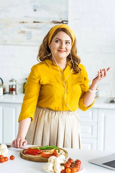 Hermosa Mujer Escuchando Música Con Teléfono Inteligente Cocina —  Fotos de Stock