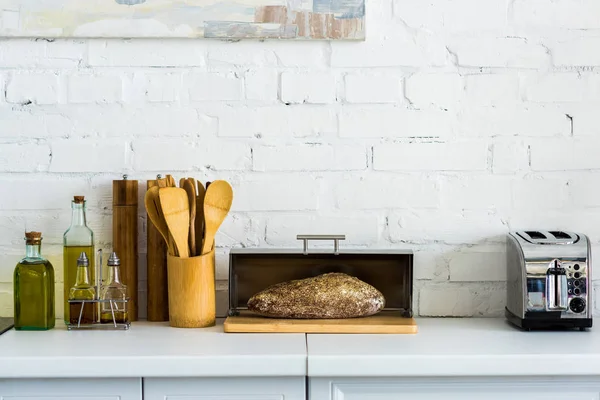 Хліб Хлібному Кошику Тостер Кухонній Стільниці — стокове фото