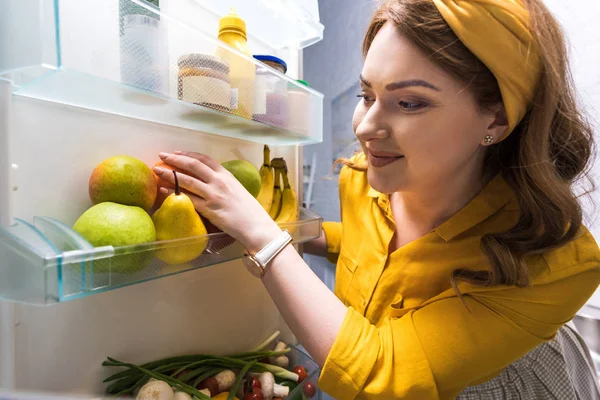 Hermosa Mujer Tomando Frutas Nevera Cocina — Foto de Stock