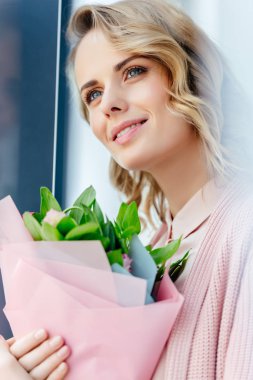 güzel bir kadın portresi ile buket çiçek uzağa arıyorsunuz