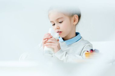 seçici odak sevimli çocuğun elleri bardakta süt içme