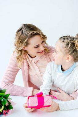 gülümseyen anne elinde, anneler günü tatil kavramı küçük şirin kızı sarılmış hediye ile sarılma portresi