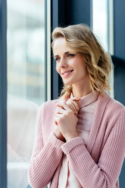 Mooie Doordachte Vrouw Roze Blouse Jas Zoek Weg — Stockfoto