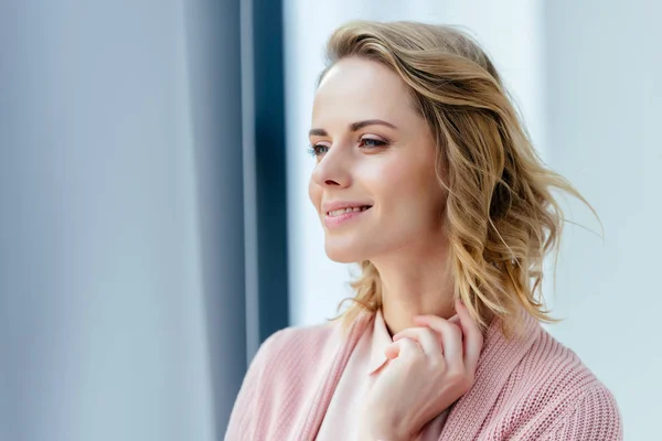 Schöne Nachdenkliche Frau Rosa Bluse Und Jacke Die Wegschaut — Stockfoto