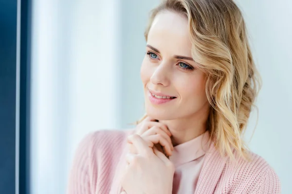 Retrato Hermosa Mujer Pensativa Blusa Rosa Chaqueta Mirando Hacia Otro — Foto de Stock