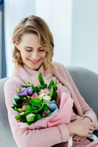 Retrato Hermosa Mujer Sonriente Con Ramo Flores — Foto de Stock