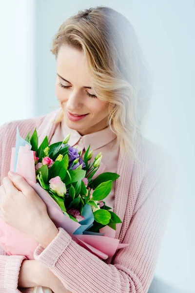 Porträtt Vackra Leende Kvinna Med Blombukett — Stockfoto