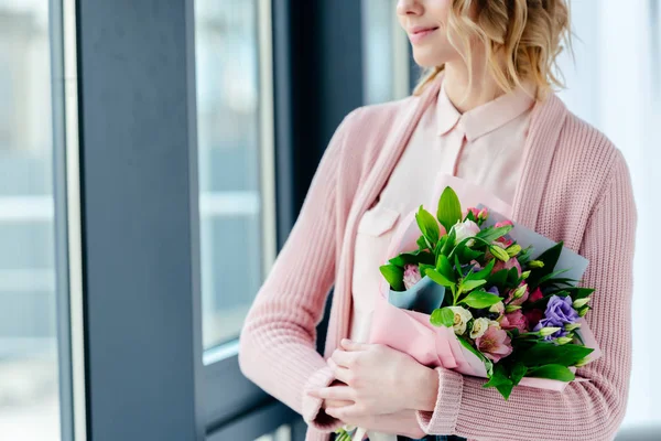 Plan Recadré Femme Avec Bouquet Fleurs Dans Les Mains Concept — Photo