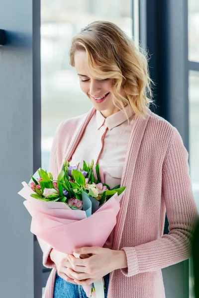 Porträt Einer Lächelnden Frau Mit Blumenstrauß Muttertagsferienkonzept — Stockfoto